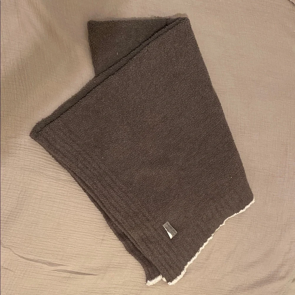 BAREFOOT DREAMS COZYCHIC Cozy Brown Blanket with White Trim 46”62”